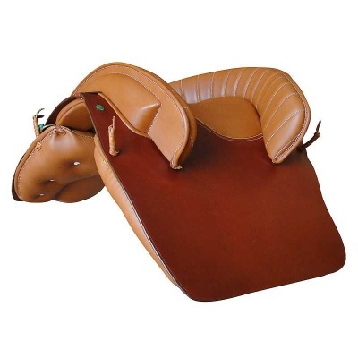 Sela de equitação em couro castanho claro e escuro com bordas acolchoadas