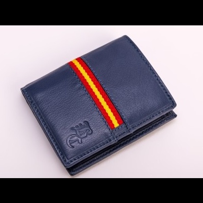 Carteira azul escura em pele com faixa vermelha e amarela e logotipo em relevo