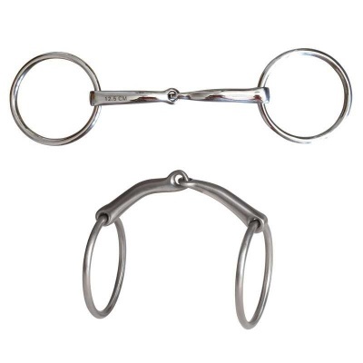 Duas pegas metálicas cromadas para cavalo sobre fundo branco