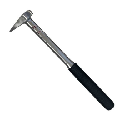 Martelo de aço com cabo preto emborrachado e letras B E no cabo