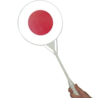 Raquete branca com círculo vermelho no centro, segurada por mão.