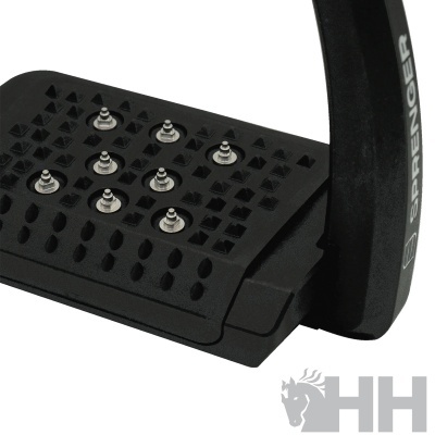 Estribo preto de cavalo com pregos metálicos e alça com texto SPRENGER