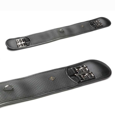 Cilha preta com textura e fivelas metálicas prateadas.