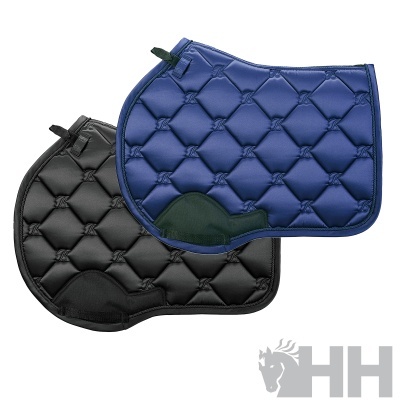 Dois mantos de sela acolchoados azul e preto com padrão em diamante e fechos.