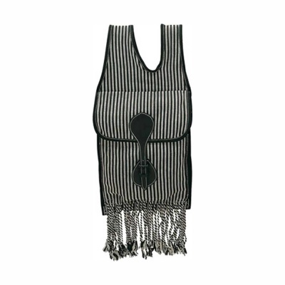 Mochila riscada branca e preta com fecho e franjas