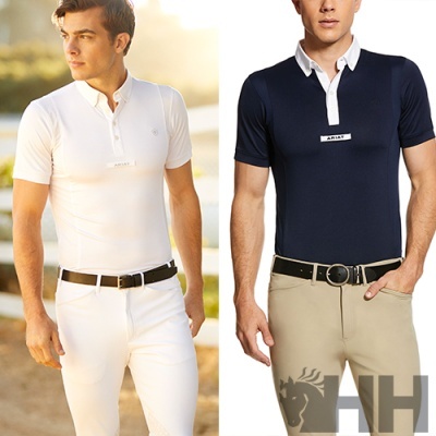 Camisas polo masculinas branca e azul escuro com detalhes contrastantes e cintos pretos