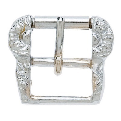 Fivela metálica prateada com gravações decorativas