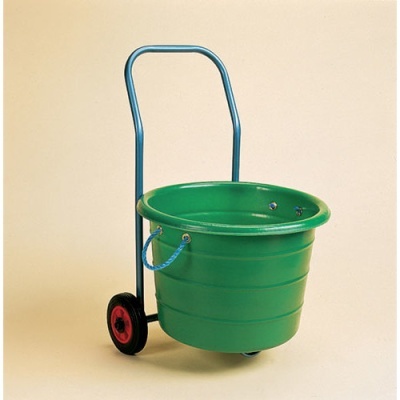 Carrinho com balde verde e rodas vermelhas e pretas