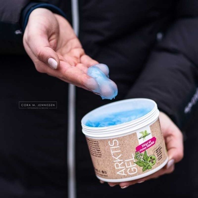 Frasco de gel azul ARKTIS GEL com rótulo e textura cremosa