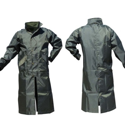 Casaco impermeável longo cinzento com bolsos e gola alta