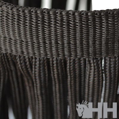 Detalhe de tecido preto com franjas e trama texturizada