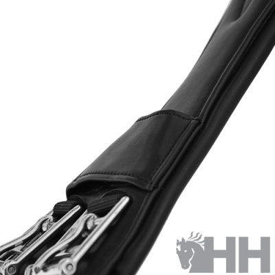 Espora de equitação em metal prateado com suporte em couro preto