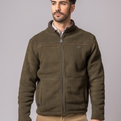 Casaco fleece verde-oliva com fecho zip usado por modelo
