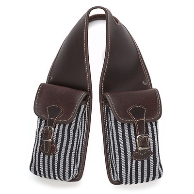 Bolsa bandoleira com compartimentos listrados e alça de pele castanha