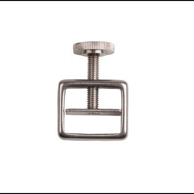 Prendedor em metal prateado com parafuso para ajuste