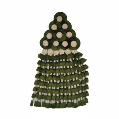 Adorno decorativo triangular com círculos verdes, centros bege e franjas verdes e bege