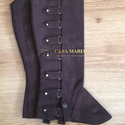 Par de perneiras castanhas escuras de camurça com tiras e botões
