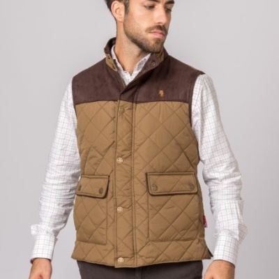 Colete masculino bege e castanho escuro acolchoado com botões metálicos