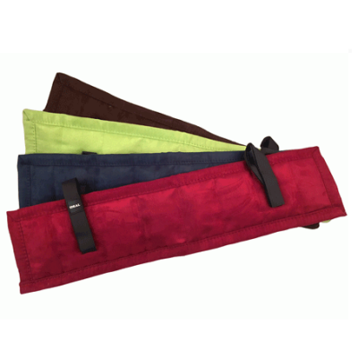 Conjunto de almofadas coloridas com fitas pretas sobre fundo branco