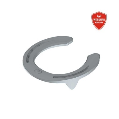 Ferradura cinzenta metálica com sulcos e logotipo vermelho no fundo branco