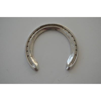 Ferradura metálica prateada com gravações em fundo branco