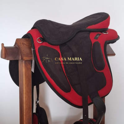 Sela de equitação preta e vermelha em suporte de madeira
