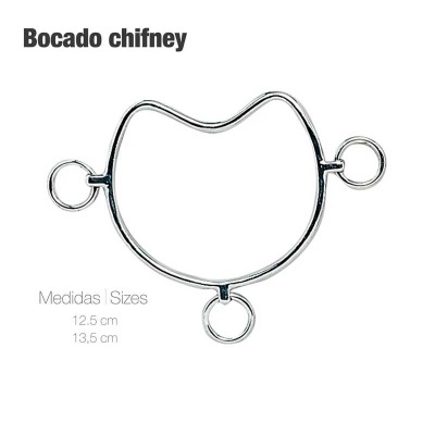 Bocado chifney de metal com forma de cabeça de gato e três argolas