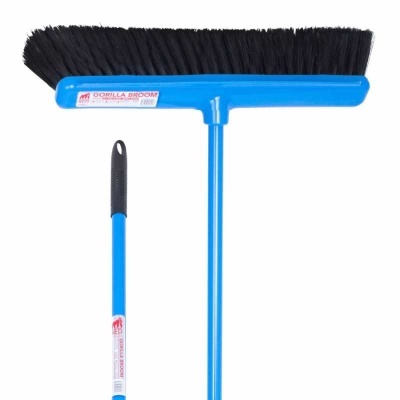 Vassoura azul com cerdas pretas e etiqueta Gorilla Broom
