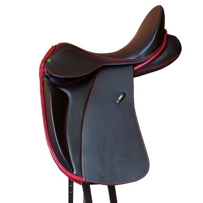 sela de equitação preta com detalhes vermelhos