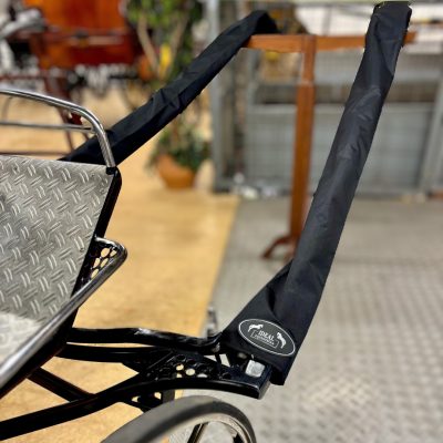 Veículo de tração com suporte metálico e coberturas pretas com etiqueta IDEAL EQUESTRIAN