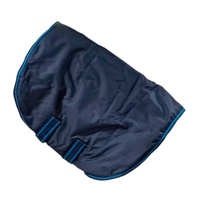 Manta para cavalo em tecido azul escuro com acabamento em azul claro e tiras de velcro
