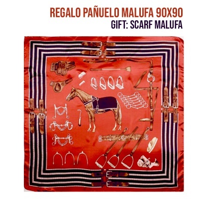 Lenço quadrado vermelho com padrão equestre e faixas geométricas.