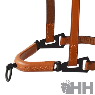Cabresto em couro castanho com argola metálica preta e logotipo HH no fundo