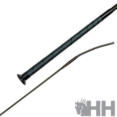 Vara de equitação com cabo preto e azul e haste castanha sobre fundo branco