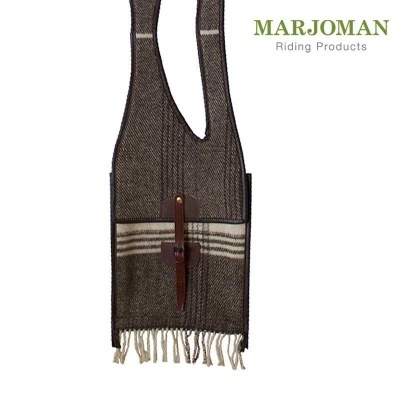 Bolsa de tecido marrom com franjas e fecho de fivela