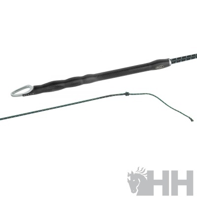 Cabo tático preto com mosquetão e corda fina preta e verde com nó.