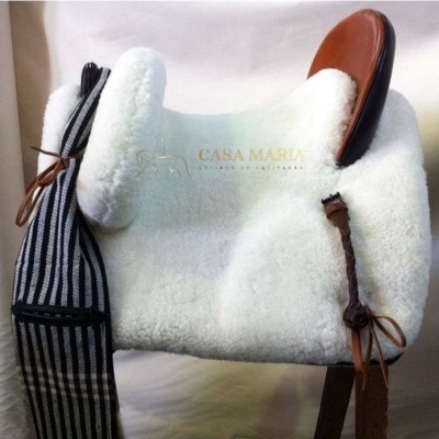 Sela branca de lã com couro castanho e cincha às riscas preta e branca