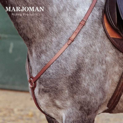 Cavalo cinzento com sela e correia de couro castanho, texto MARJOMAN Riding Products