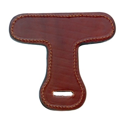 Peça em couro castanho em formato T com costura visível e fenda