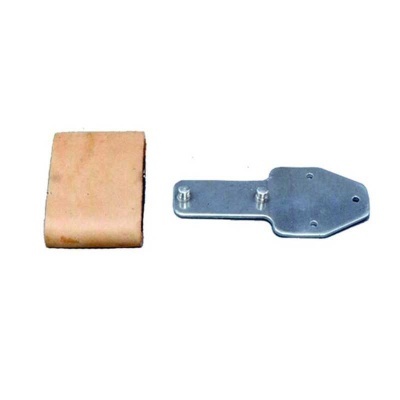 Peça metálica prateada e peça cor de pele sobre fundo branco