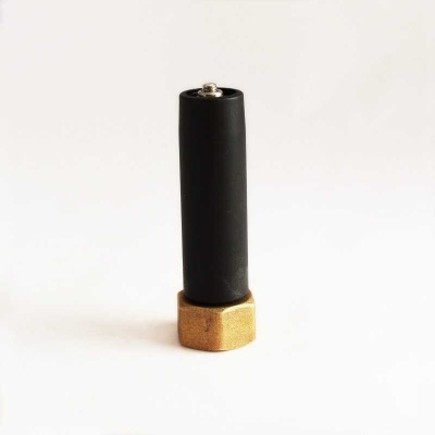 Antena preta com base dourada