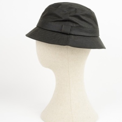 Chapéu pescador preto sobre manequim creme