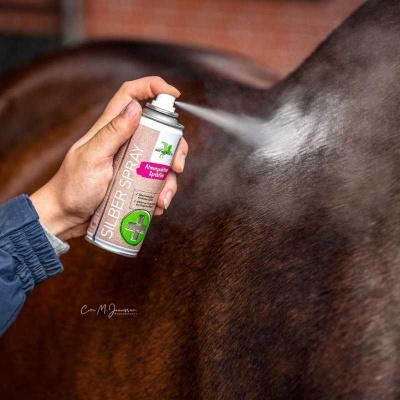 Spray SILBERSOLAY sendo aplicado em cavalo castanho