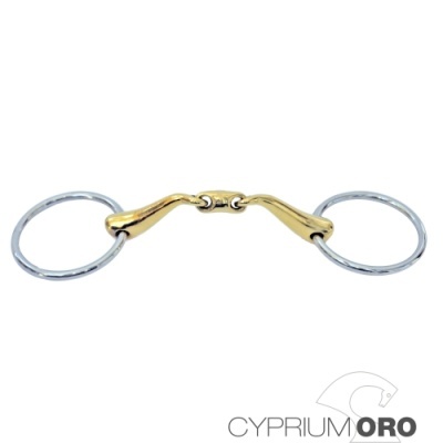 Bridão metálico com bocal dourado e argolas prateadas em fundo branco com logótipo CYPRIUM ORO