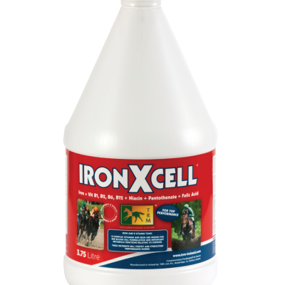 Garrafa branca de suplemento IronXcell com etiqueta vermelha e azul e imagens de cavalos