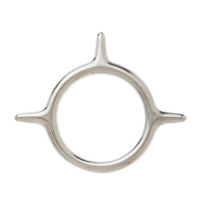 Anel prateado em metal com quatro pontas sobre fundo branco