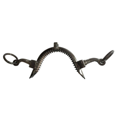 Ferramenta metálica semicircular com dentes e argolas nas extremidades