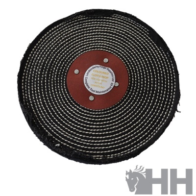 Disco de feltro preto com costuras brancas e etiqueta no centro sobre fundo branco