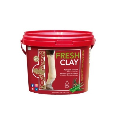 Balde vermelho de argila fresca com imagem e texto