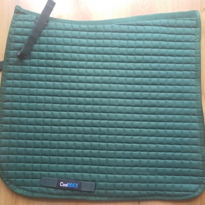 Tapete verde escuro para sela com etiqueta CoolMAX